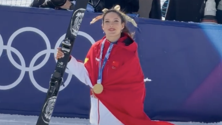 谷爱凌夺冠后第一时间身披国旗，头戴金色冠军头纱庆祝胜利