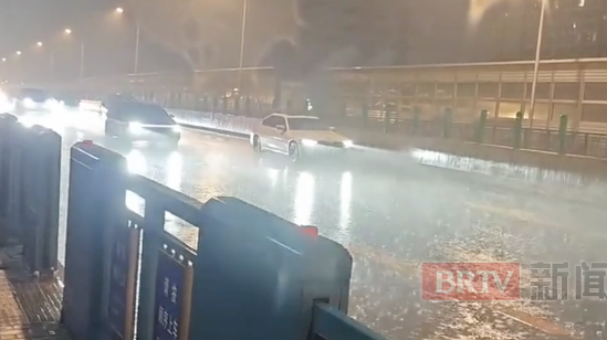 北京市“五预警”齐发，今年入汛以来首个暴雨蓝警，4区发布冰雹黄色预警