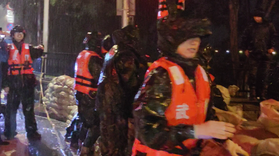 武警官兵雨中连夜奋战加固堤坝，“两不怕”的口号响彻夜空！