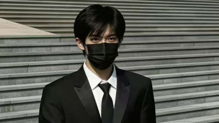 多名网友在北京人民大会堂偶遇易烊千玺 多名网友在北京人民大会堂偶遇易烊千玺