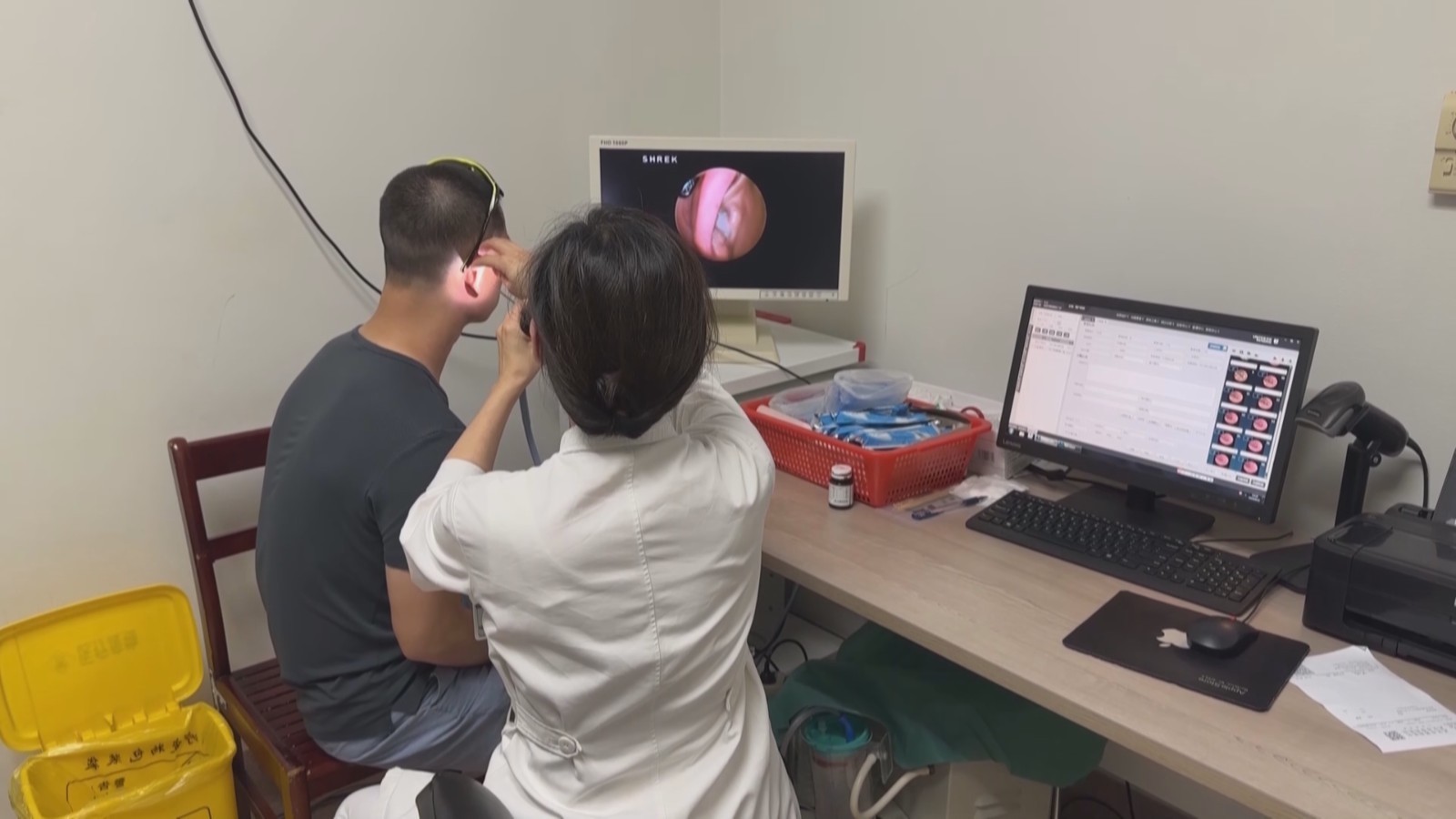 耳朵里长出“金针菇”,难怪听力下降了 耳朵里长出“金针菇”,难怪听力下降了