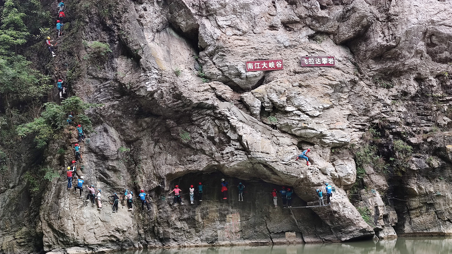 10岁孩子玩飞拉达险酿惨剧，景区：目前正常营业中，现场有教练