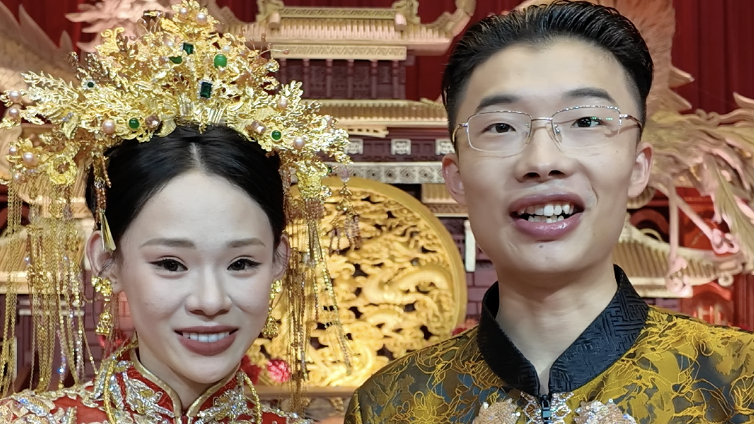 郭有才:感谢粉丝们这么长时间的照顾,没有大家的支持也没有这场婚礼 郭有才:感谢粉丝们这么长时间的照顾,没有大家的支持也没有这场婚礼