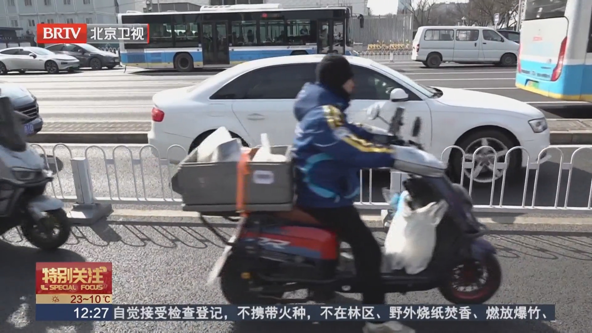 血的教训鸣警钟：不戴头盔仍是骑行人伤亡加重主因