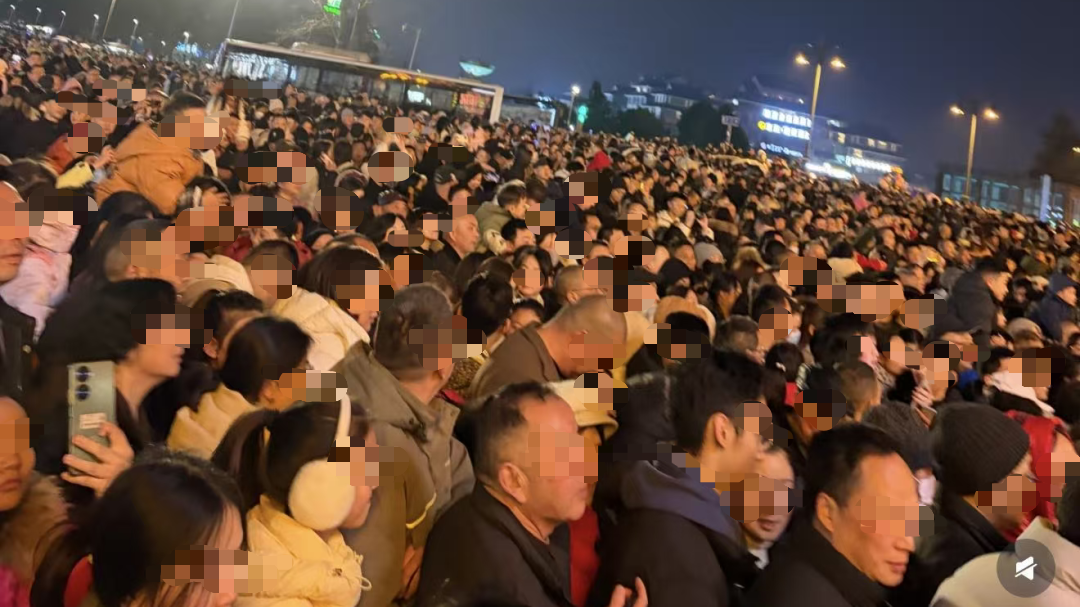 “人从众”别大意！假期出行遇到拥挤踩踏，记住避险妙招→