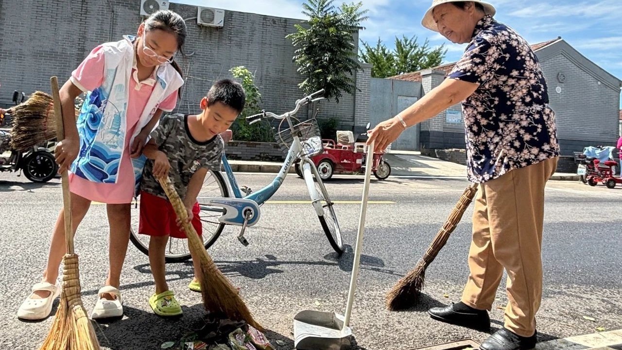 雨停人动 潞城镇志愿者雨后清淤