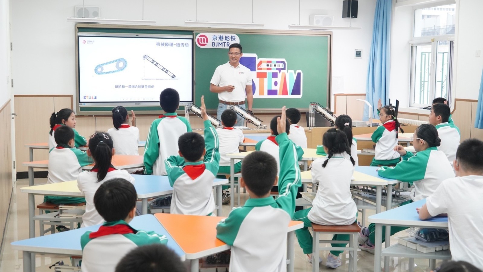 京港地铁跨学科教育项目走进东城区回民小学 探索自动扶梯的奥秘