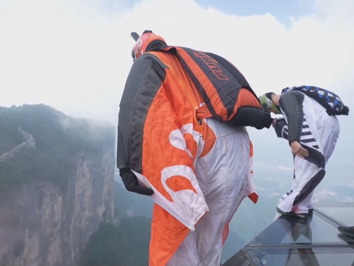 翼装飞行世锦赛上演“人箭穿靶” 翼装飞行世锦赛上演“人箭穿靶”