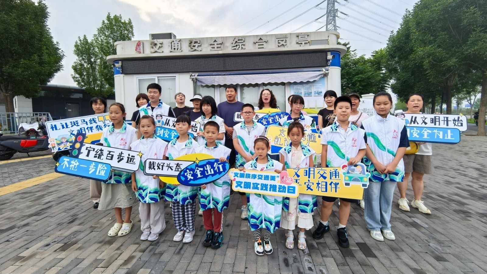 鲜花点赞文明出行,文景街道启动文明实践推动日行动 鲜花点赞文明出行,文景街道启动文明实践推动日行动