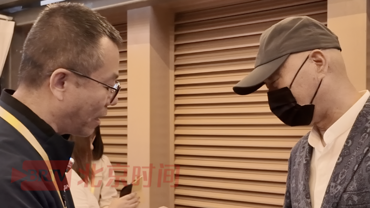 北京时间总编辑王毅赠送陈佩斯「问鼎穹隆·天宫藻井浑天仪冰箱贴」