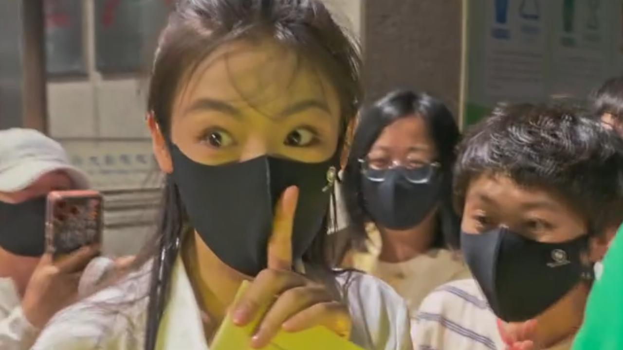 高考前夕陈丽君彩排离场抬手示意安静 粉丝默契配合尽显双向温柔
