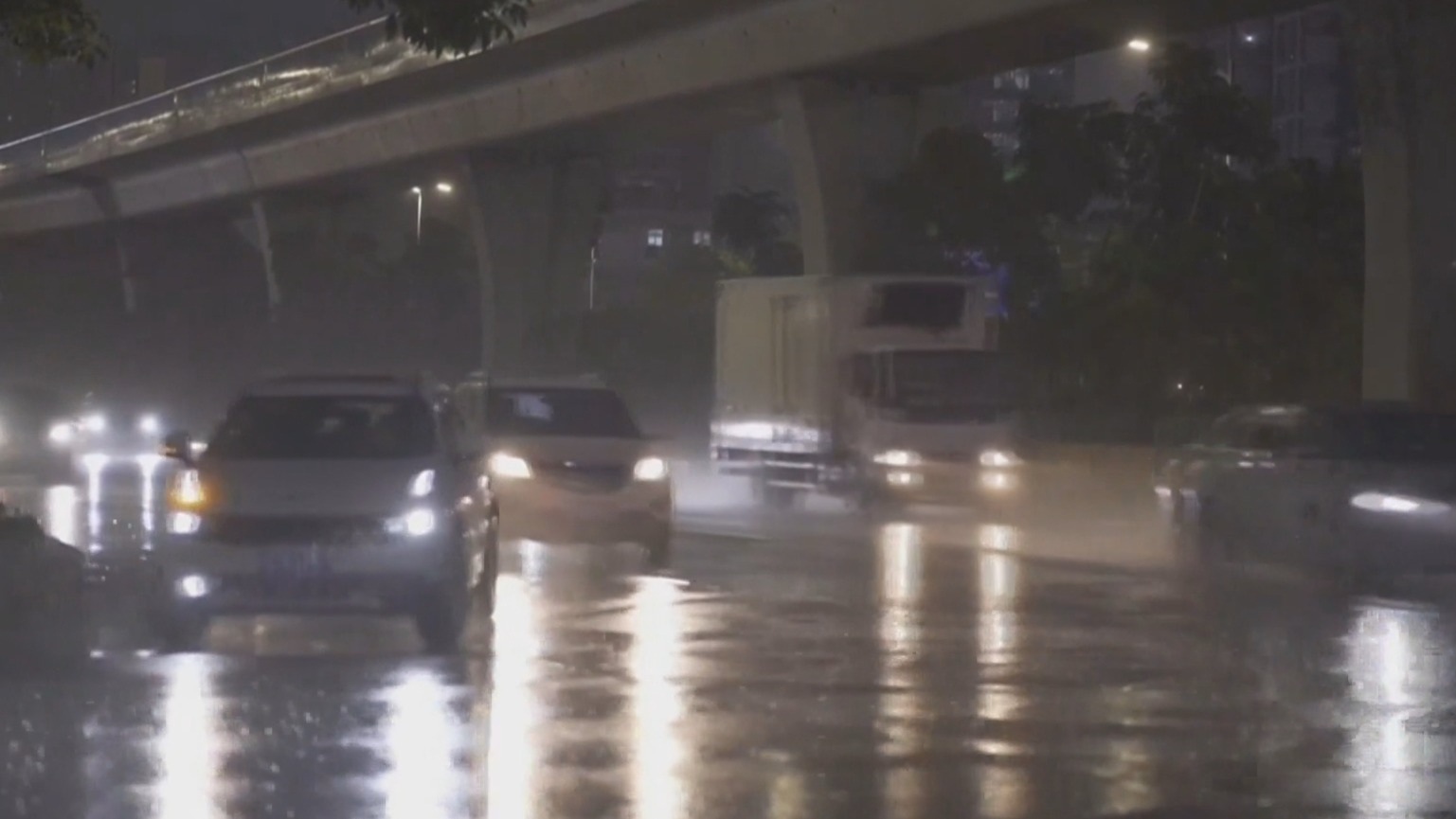 闻汛而动 筑牢防线丨四级暴雨预警对应多大雨量 记者体验人工降雨实验