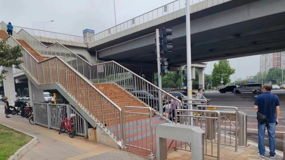 田村路街道迅速响应及时修复天桥护栏确保市民安全