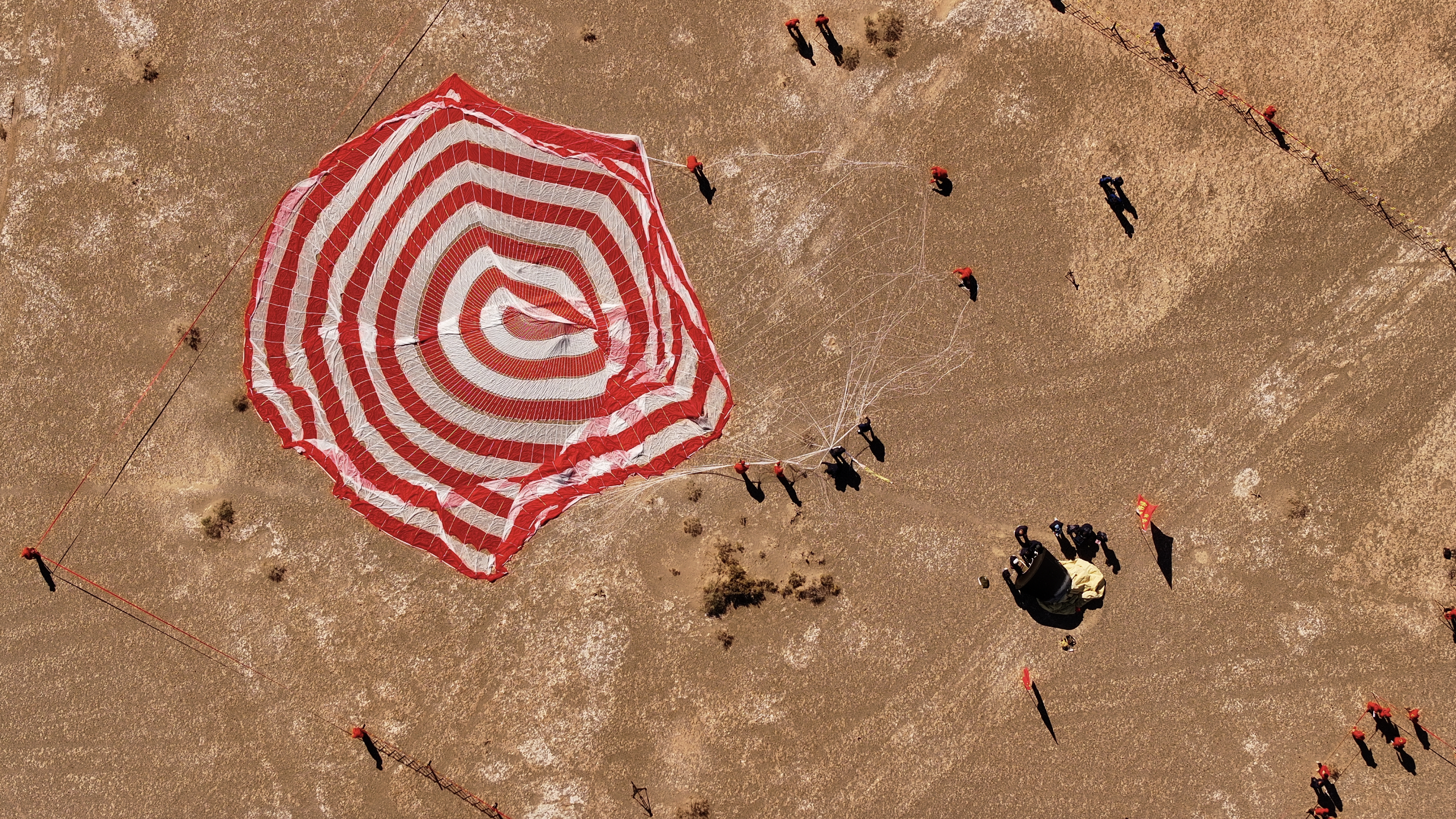 我国成功回收 首颗可重复使用返回式技术试验卫星