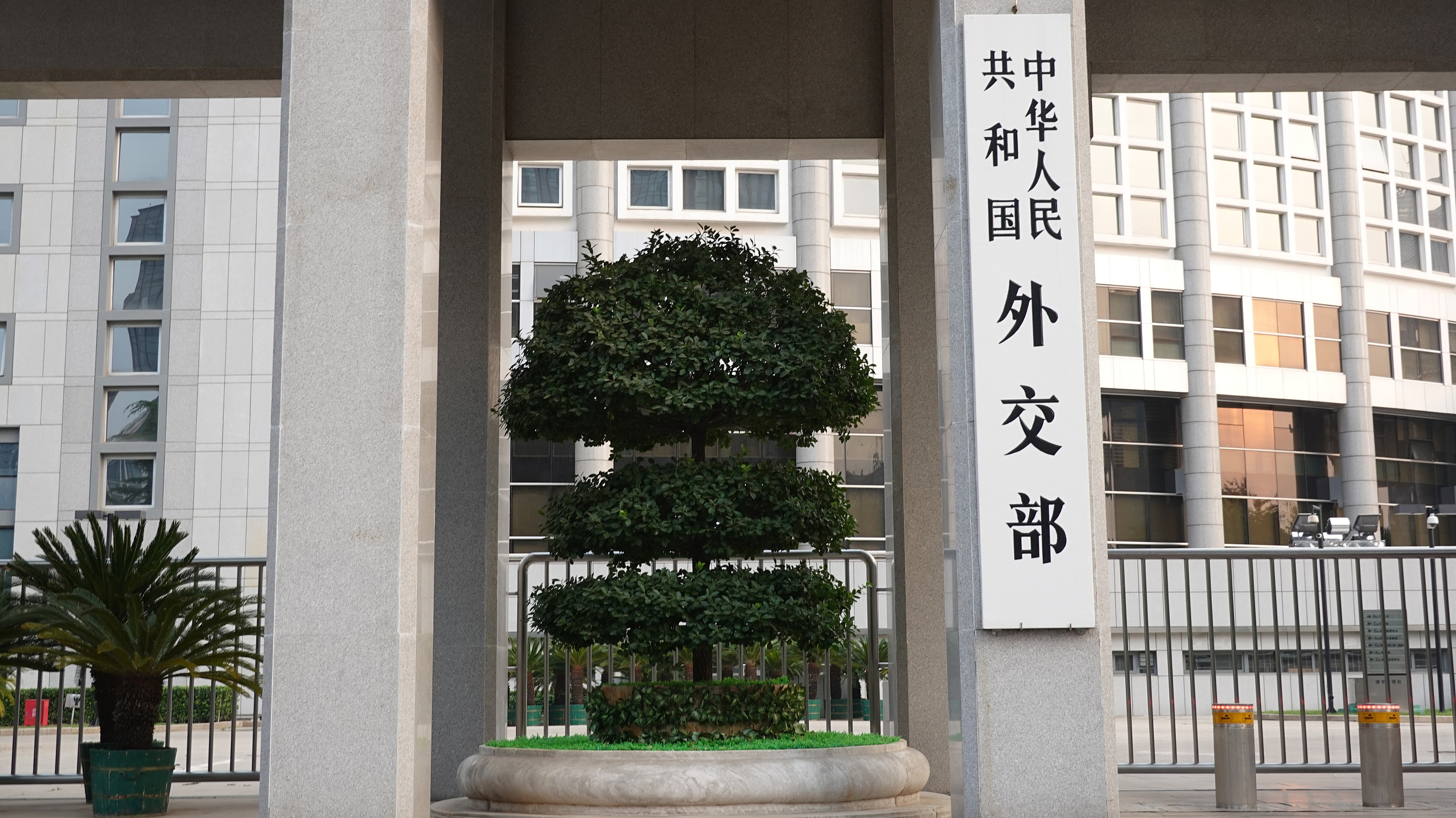 美国批准向中国台湾地区出售3.85亿美元武器,外交部回应 美国批准向中国台湾地区出售3.85亿美元武器,外交部回应
