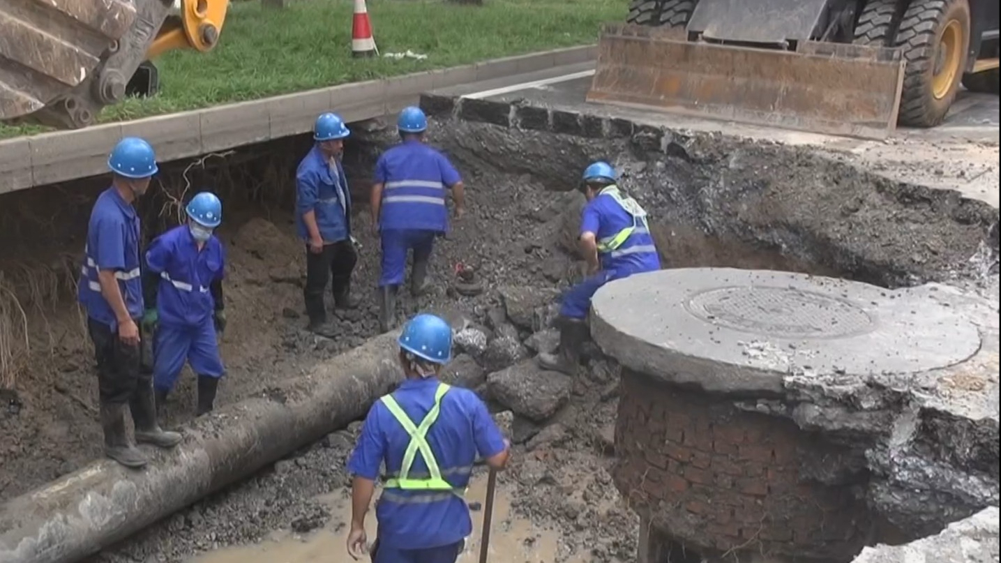 自来水管线损坏致路面塌陷 6月26日晚高峰前已抢修完毕