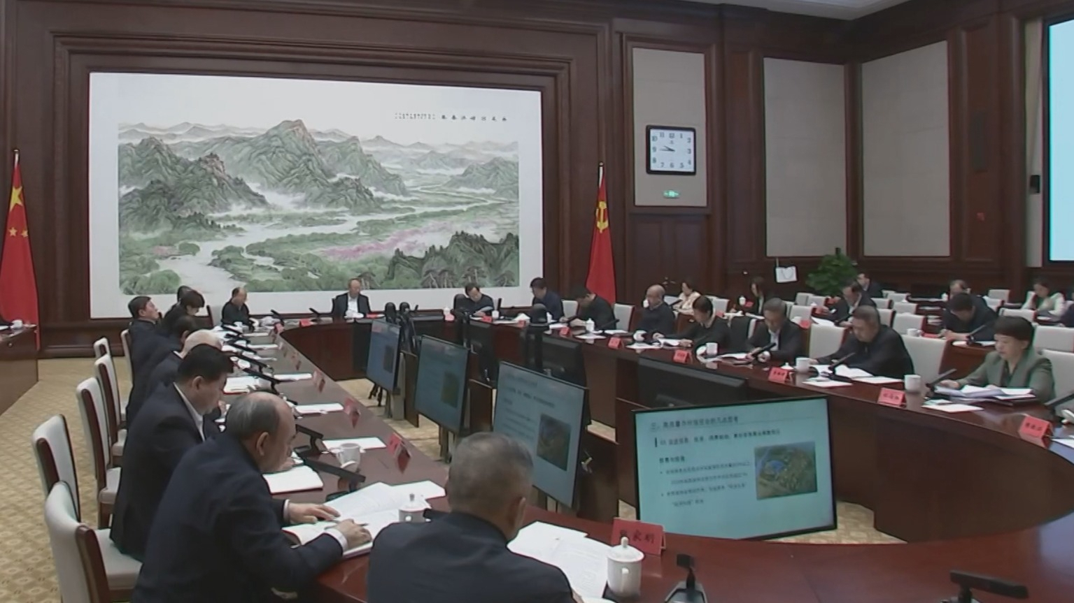 市委理论学习中心组开展专题辅导和交流研讨