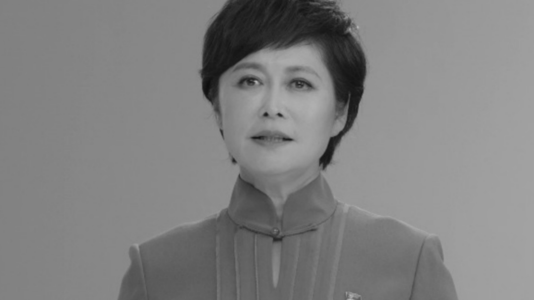 最后一次主持《焦点访谈》，她向观众深深鞠躬……