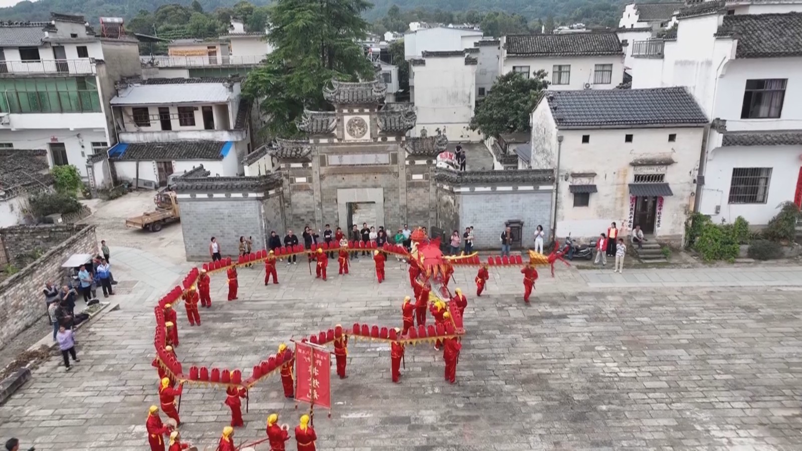 板凳龙舞大刀 感受民俗文化！