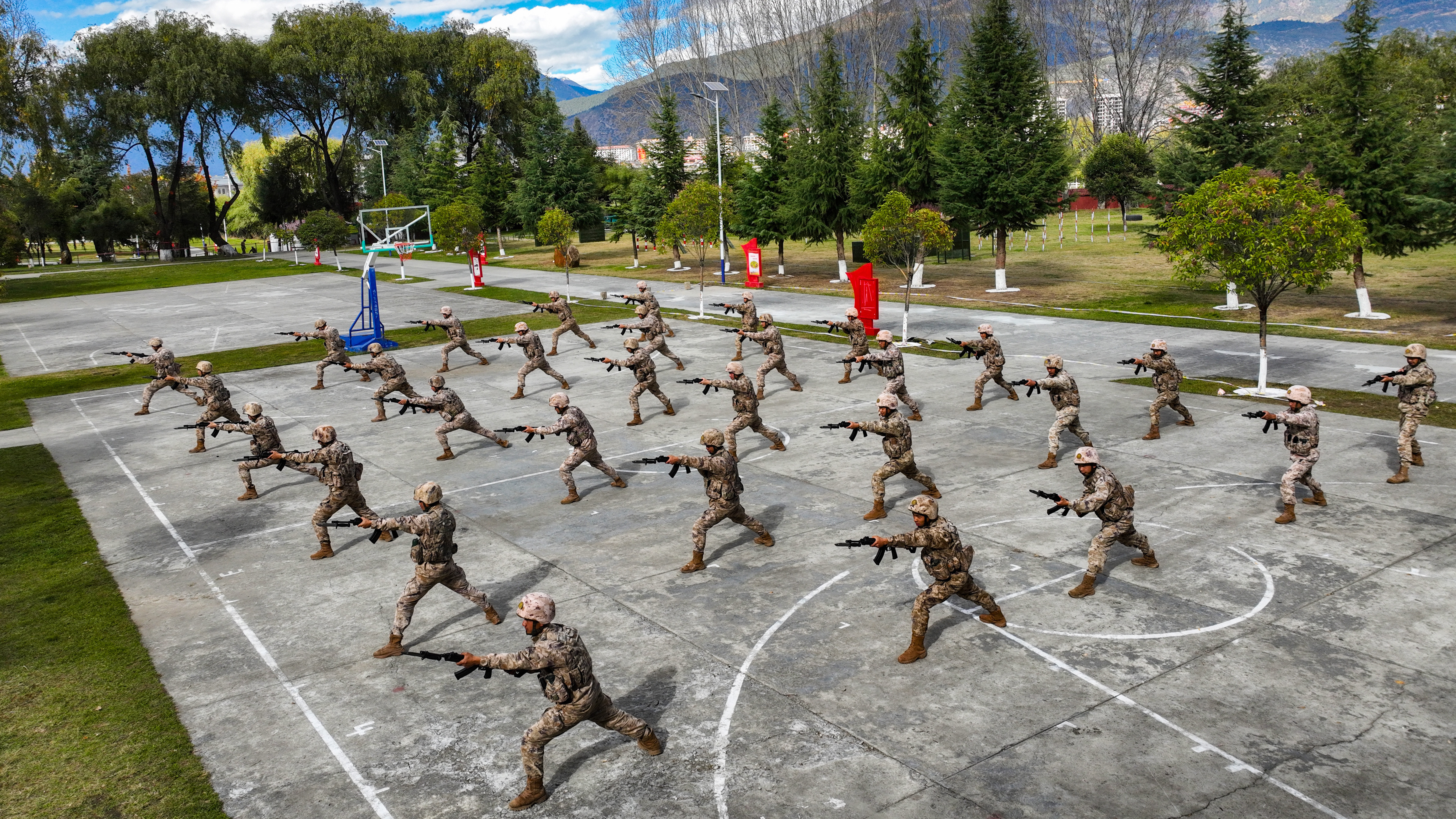西藏军区某部组织多科目强化训练 西藏军区某部组织多科目强化训练