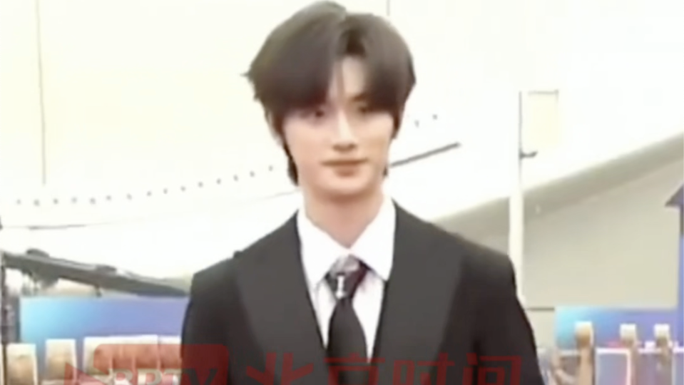 时代少年团成员丁程鑫亮相2025北京国际电影节大运河“水上红毯” 时代少年团成员丁程鑫亮相2025北京国际电影节大运河“水上红毯”