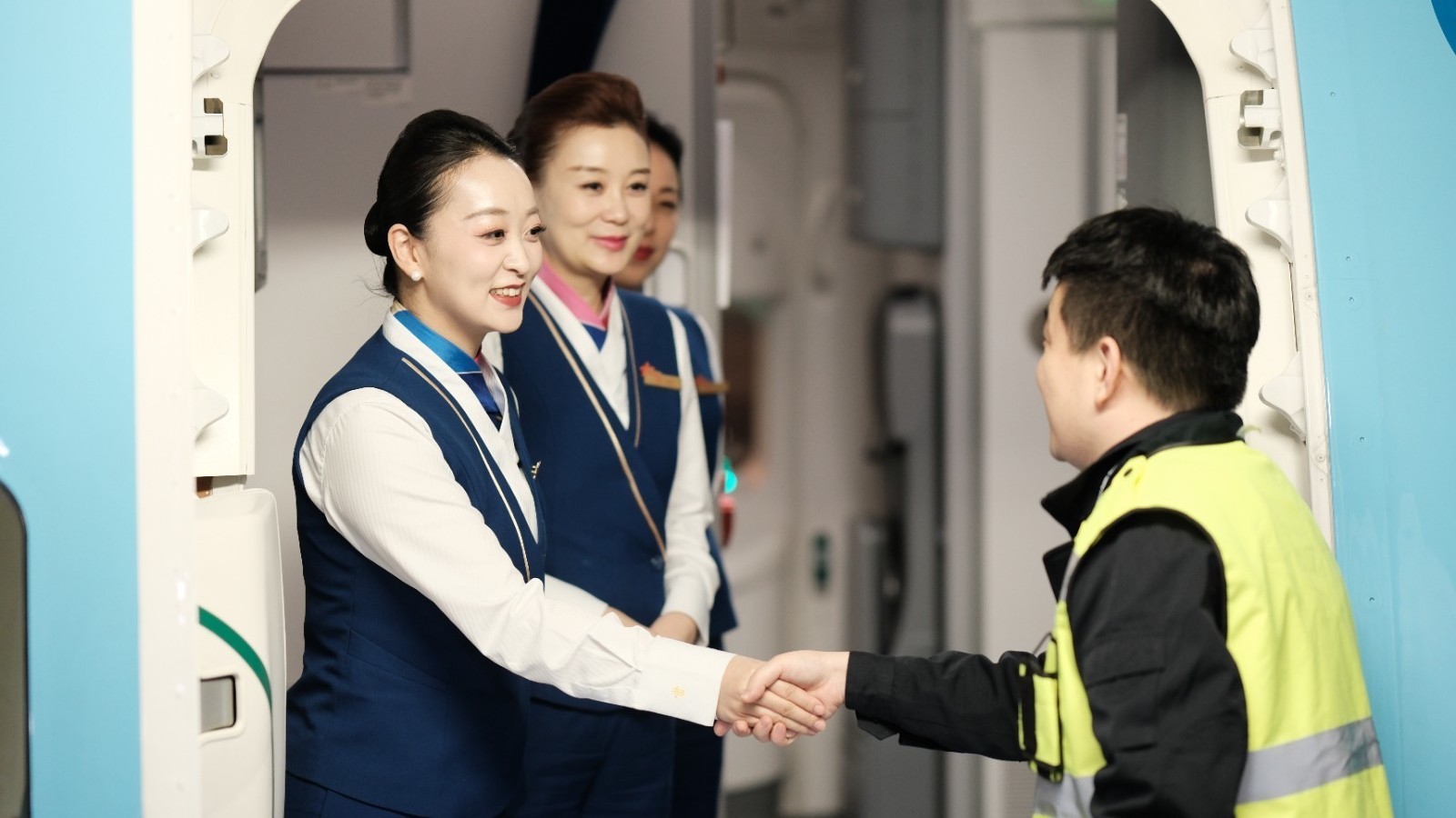 南航恢复利雅得至广州航线 接滞留同胞平安回国