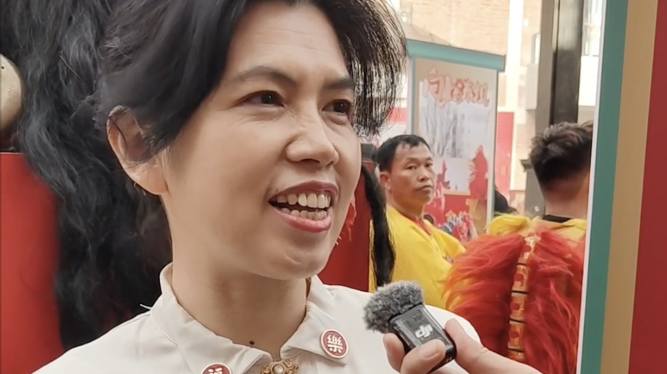 朱凤莲被记者包围争相合影 朱凤莲被记者包围争相合影