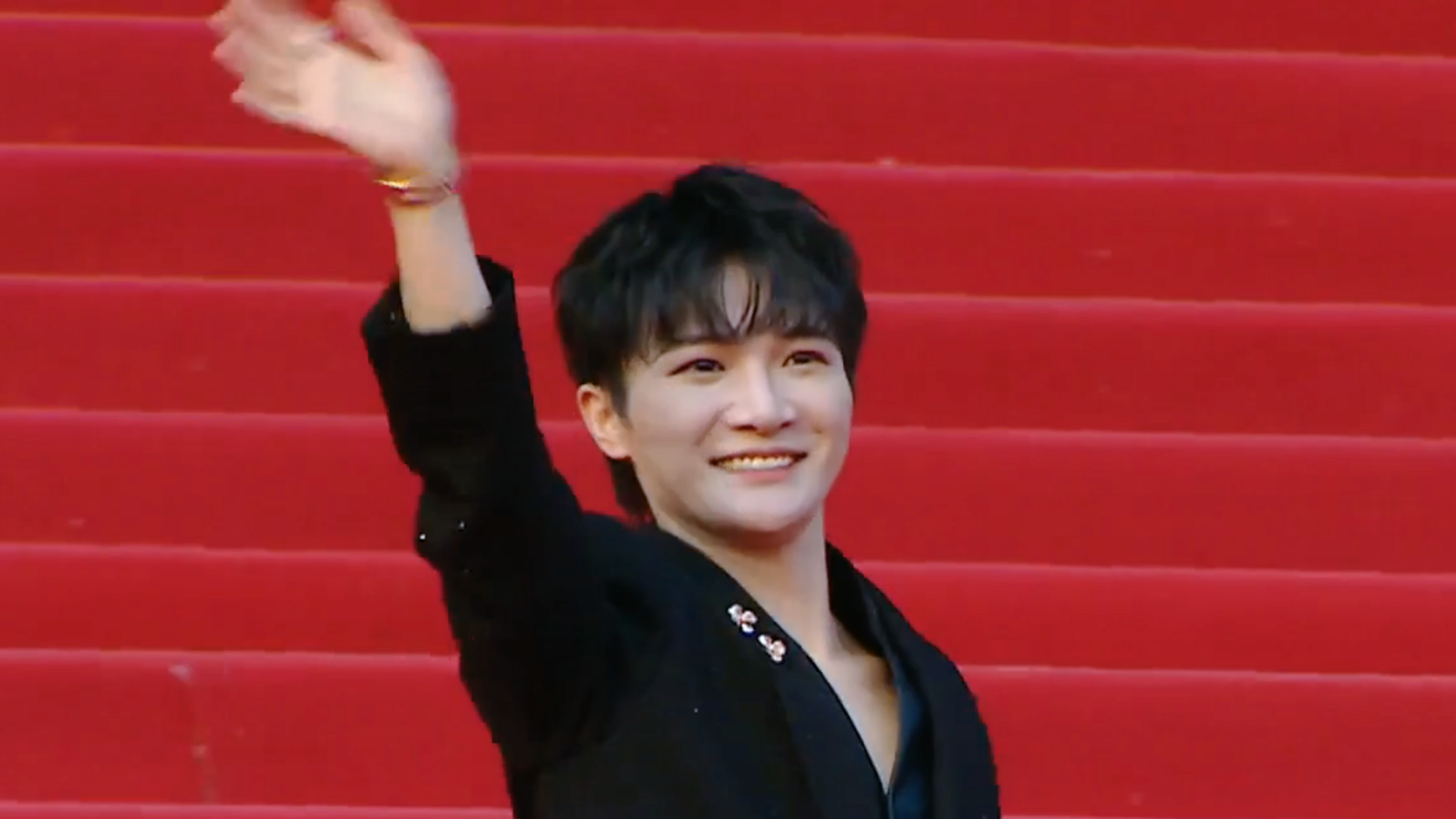 歌手周深四度亮相北京国际电影节,更是把演唱会广告打到北影节红毯上 歌手周深四度亮相北京国际电影节,更是把演唱会广告打到北影节红毯上