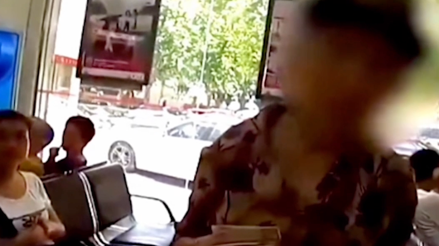 为爱痴狂！七旬老太要给网恋“老公”汇款，银行、警察轮番劝阻太难了！【2】