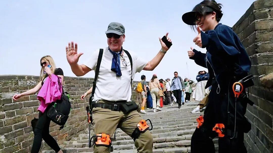 外国人在慕田峪长城上健步如飞?原来秘密藏在这里…… 外国人在慕田峪长城上健步如飞?原来秘密藏在这里……