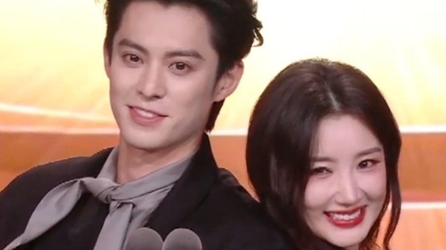 2025微博视界大会现场 ,王鹤棣与毛晓彤即兴手势舞默契十足。 2025微博视界大会现场 ,王鹤棣与毛晓彤即兴手势舞默契十足。