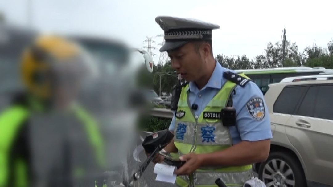 早高峰上班赶时间 骑电动车“上高速”