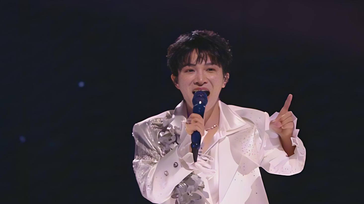 2025抖音美好惊喜夜 周深深情演绎一首《好好生活 就是美好生活》