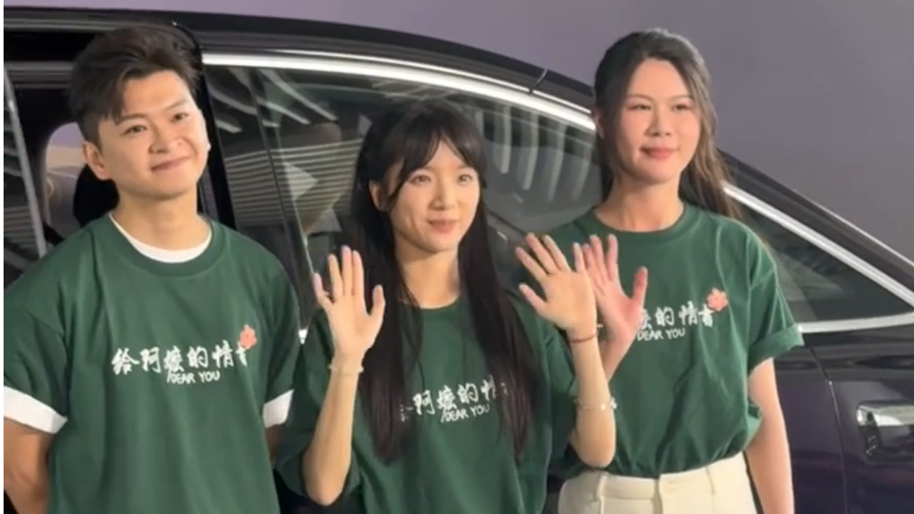李思潼身着《给阿嫲的情书》组服现身微博电影之夜红毯
