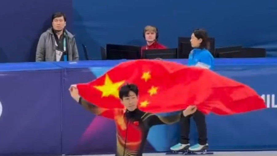 孙龙赛后回应领奖前整理国旗 孙龙赛后回应领奖前整理国旗