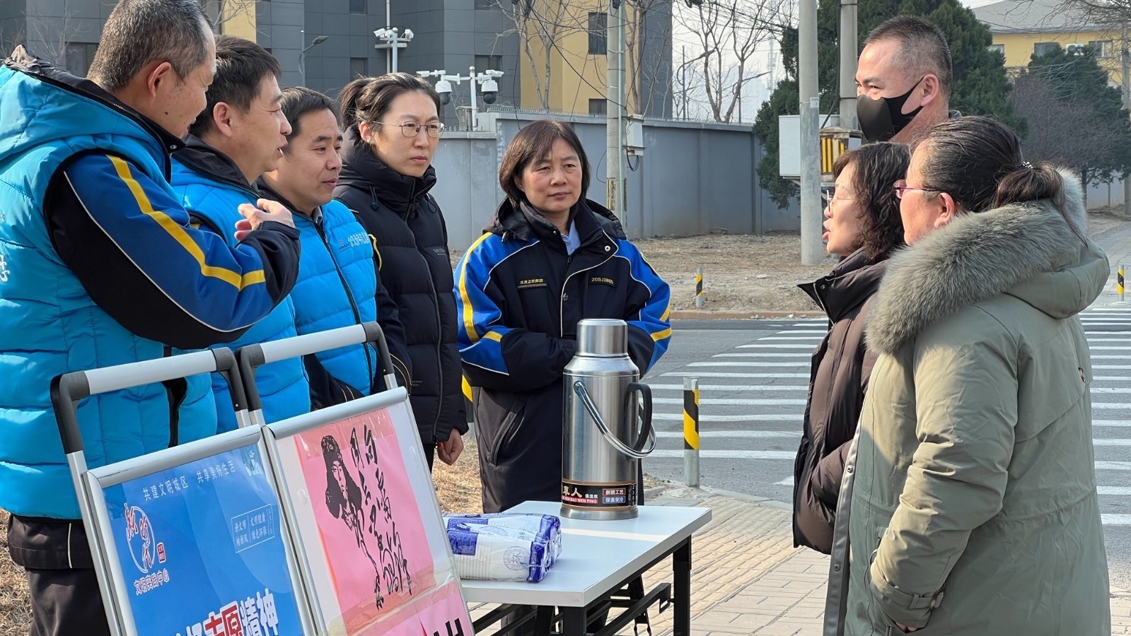公交携社区共同践行雷锋精神_北京时间