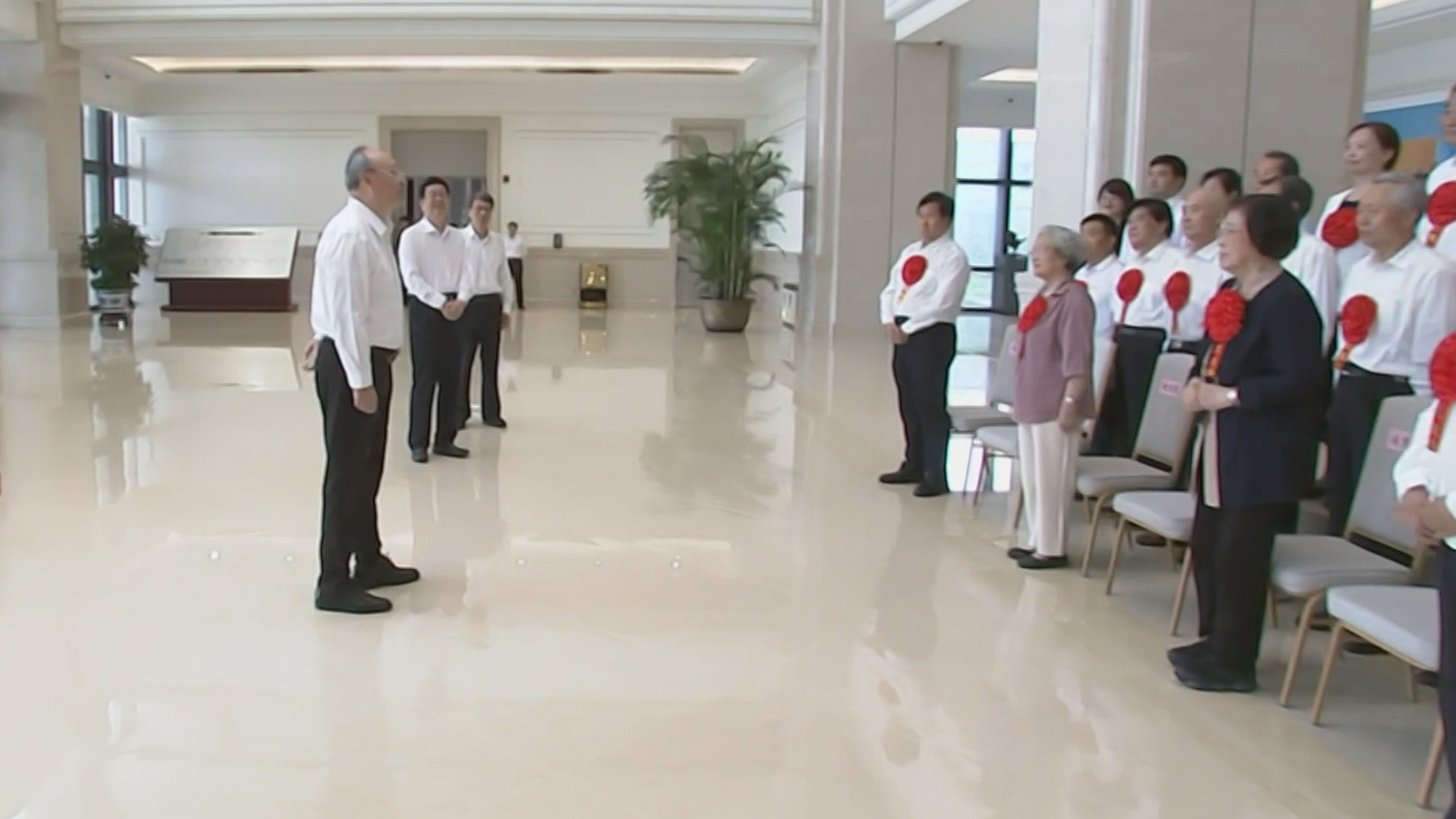 尹力会见我市受表彰的“双先”代表