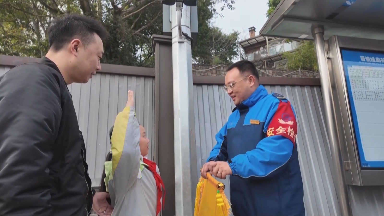 九岁女孩坐错车 公交司机暖心护航