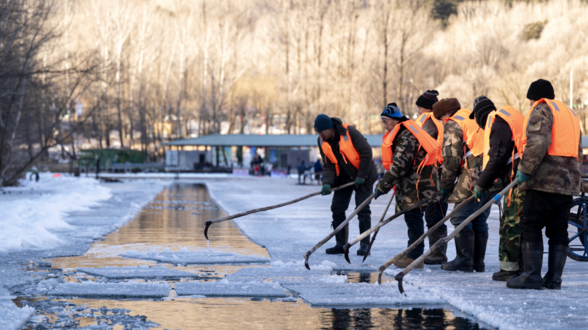 采冰进行时！延庆龙庆峡冰灯敬请期待