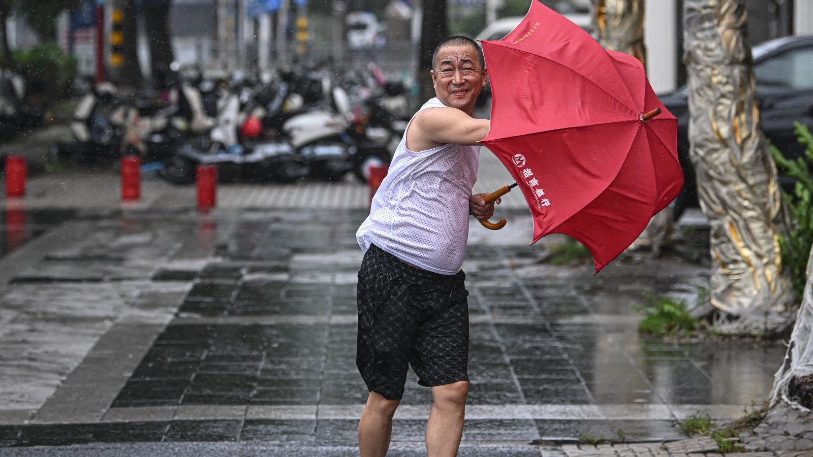 风浪冲走2吨巨石！台风“摩羯”来了 注意安全
