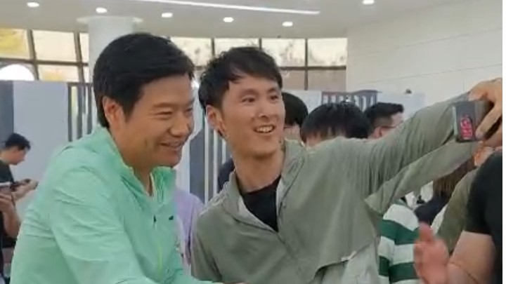 雷军现身盐城试验场 为坚守一线的驻场研发工程师发放车厘子
