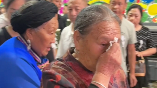 王全英老红军追思仪式在汶川举行，当地众多长者自发前来悼念