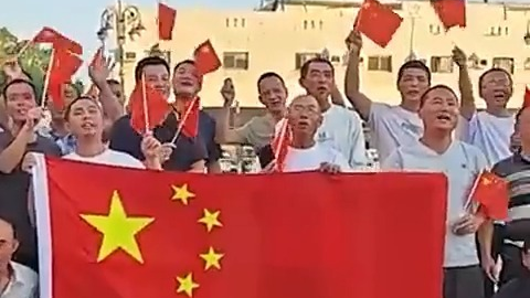 “有五星红旗的地方就安全” 外交部发布双语视频《回家》