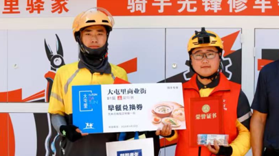 女子与丈夫吵架欲轻生，危急时刻外卖小哥出手相救