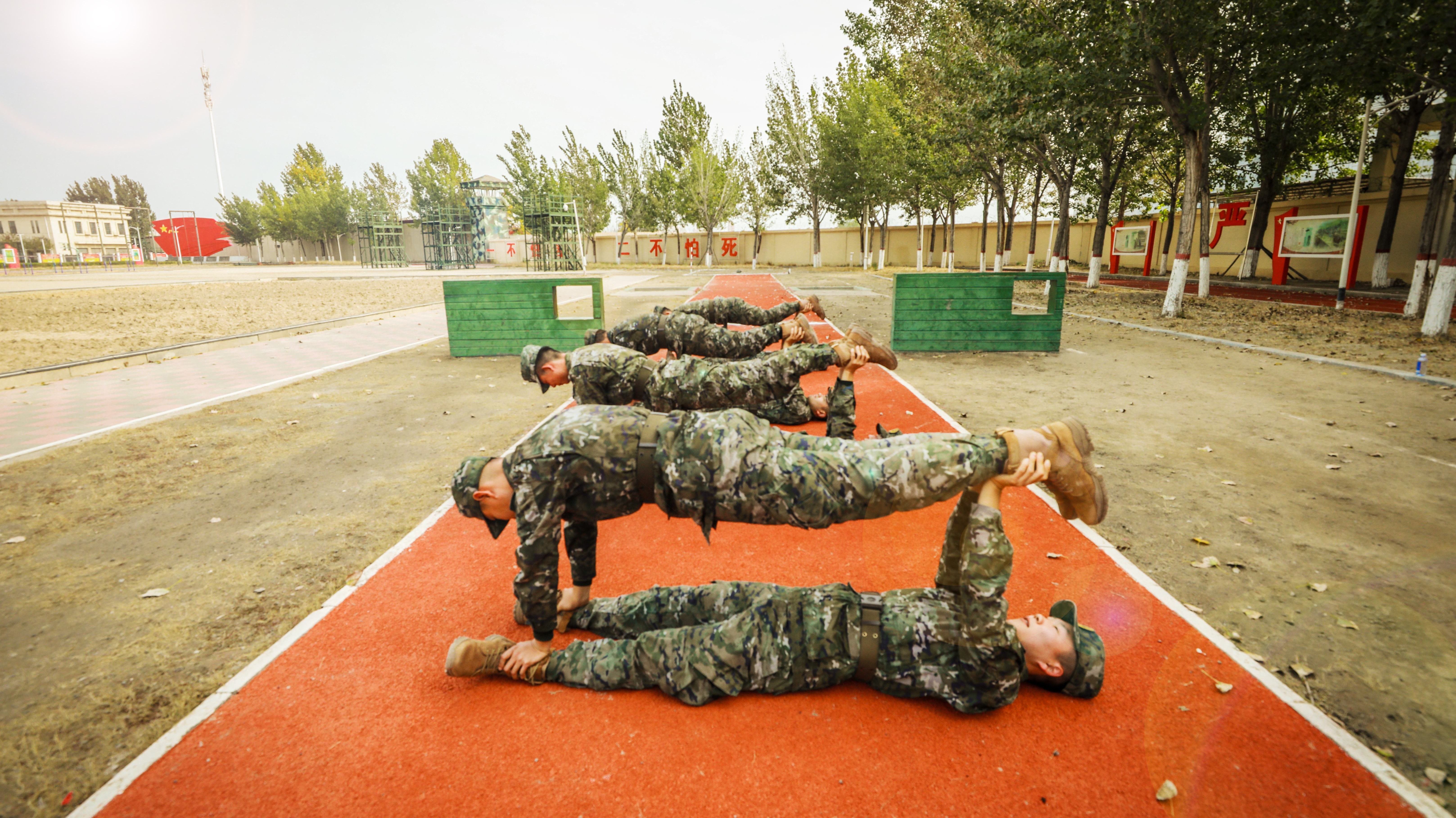 武警官兵带你“玩转”趣味体能训练