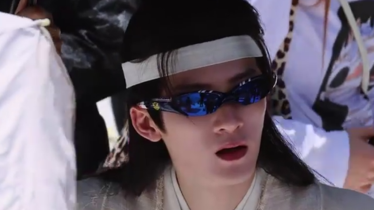 檀健次《何不同舟渡》路透曝光 素衣造型搭配墨镜化身 “最潮古人” 檀健次《何不同舟渡》路透曝光 素衣造型搭配墨镜化身 “最潮古人”