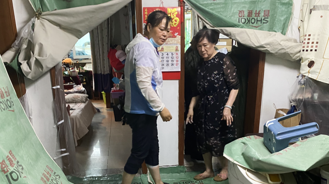 石景山鲁谷街道新岚大厦社区“汛”速行动为居民撑起“安全伞”
