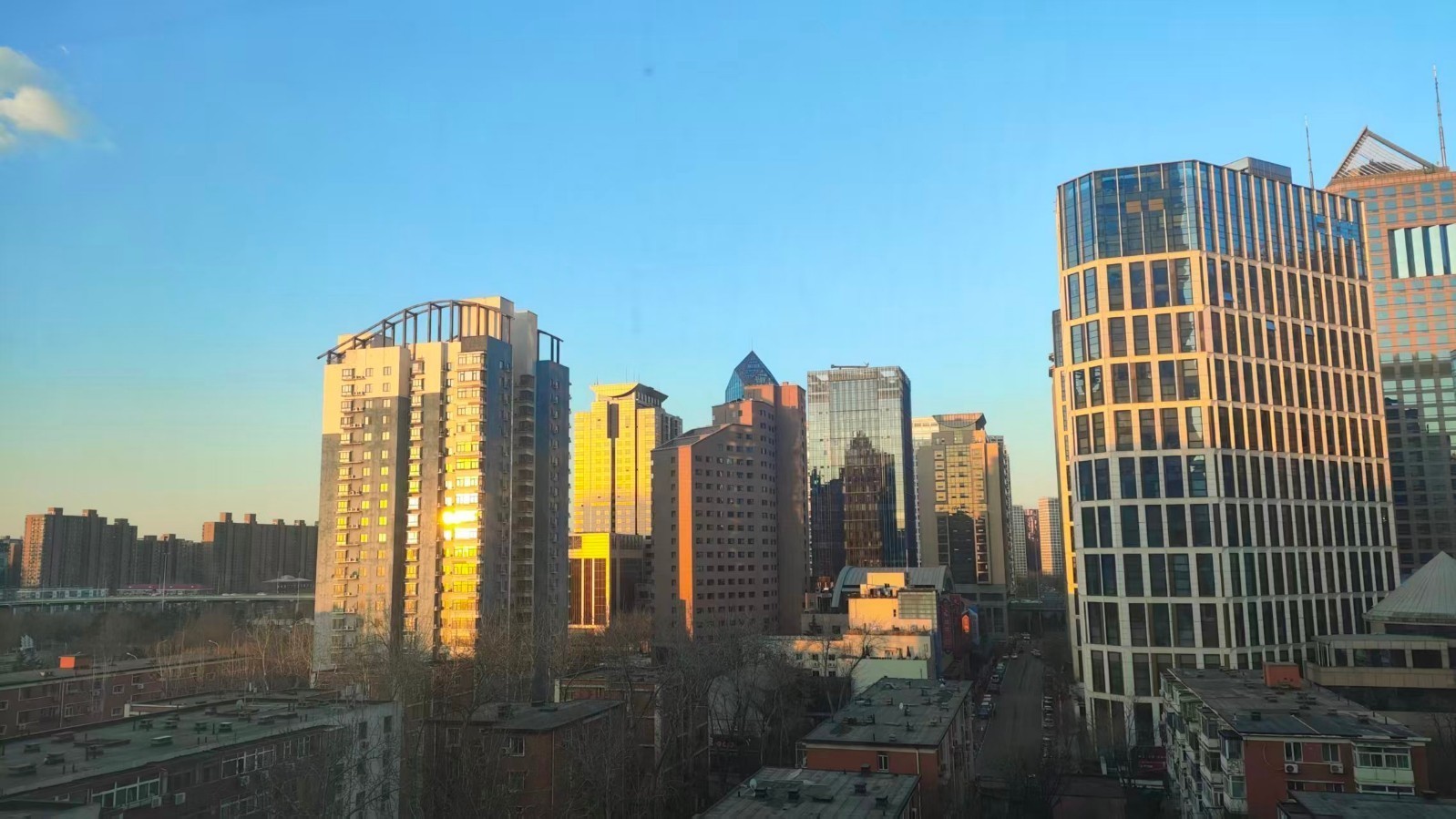 今天白天晴转多云 午后较适宜户外活动 今天白天晴转多云 午后较适宜户外活动