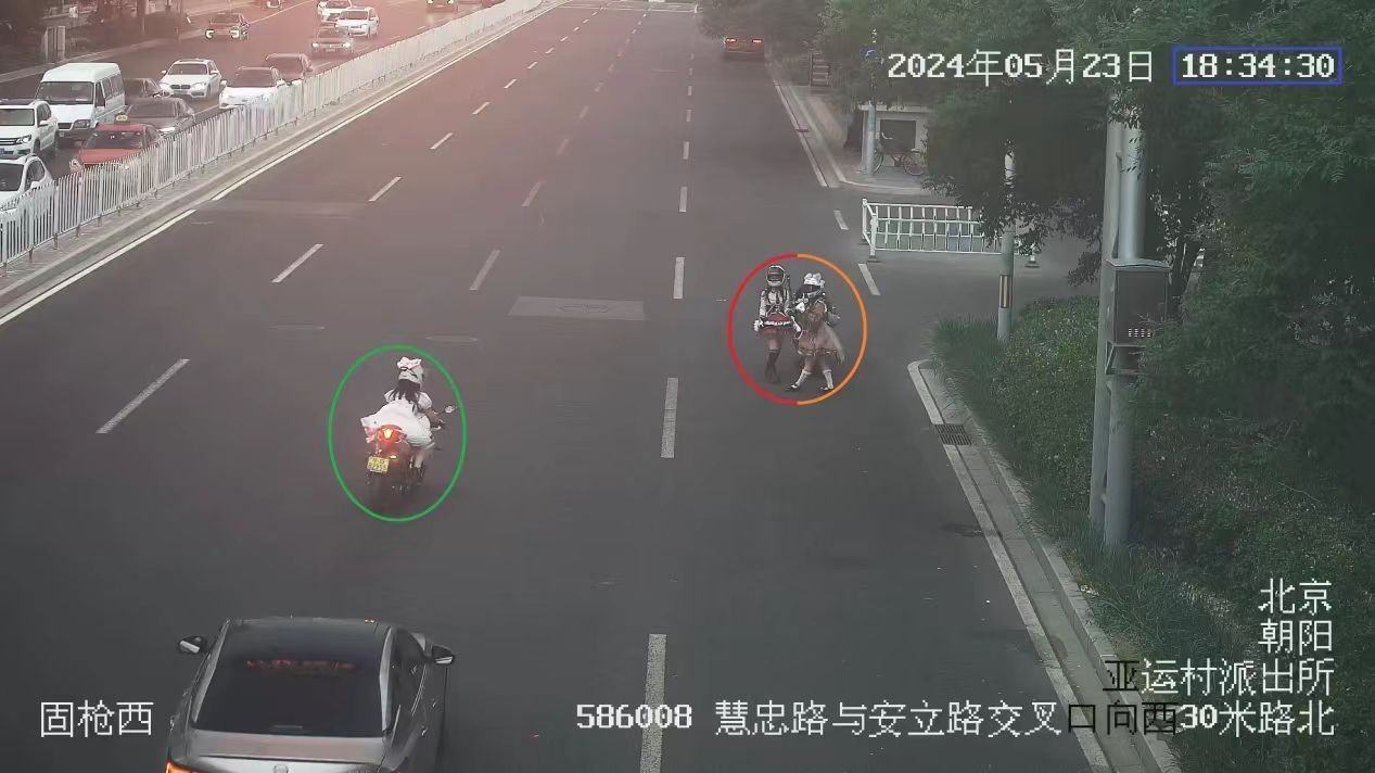 三女子骑摩托车穿行隧道拍照  涉及多项违法均被交警处罚