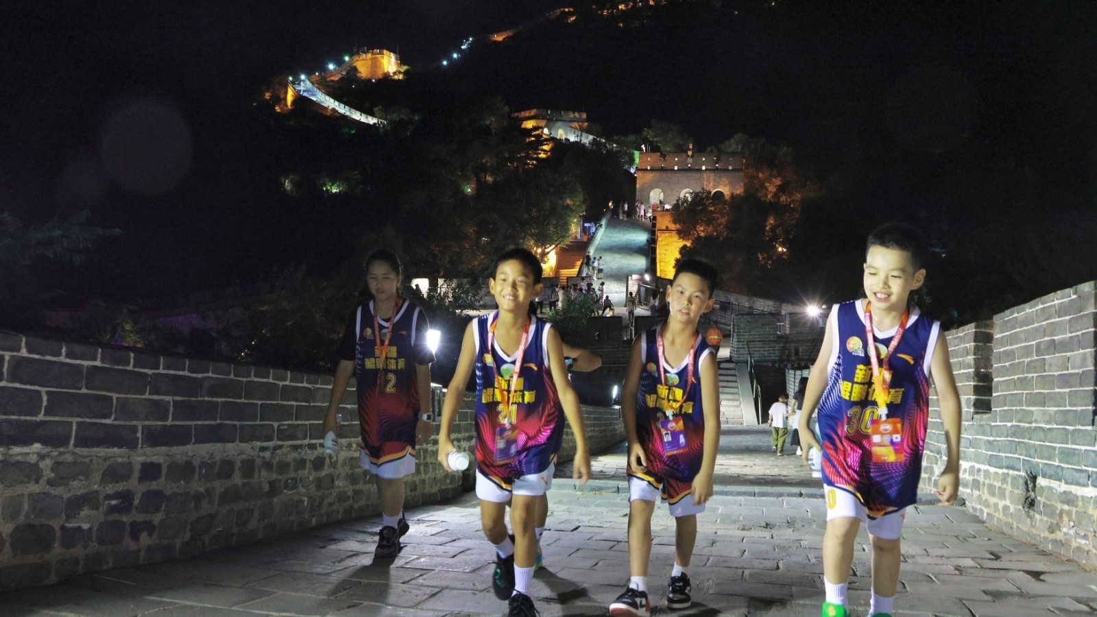 夜游八达岭,中国小篮球赛新疆少年来了! 夜游八达岭,中国小篮球赛新疆少年来了!